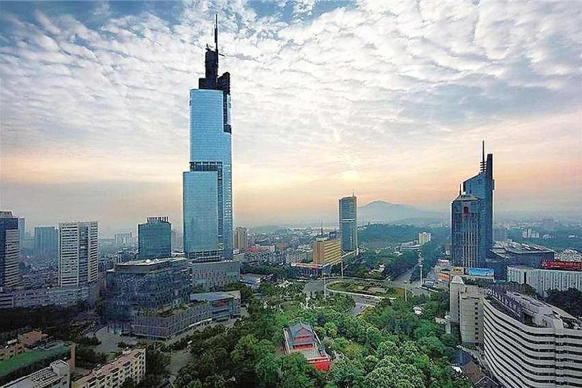 Una vista de una ciudad con un edificio alto.