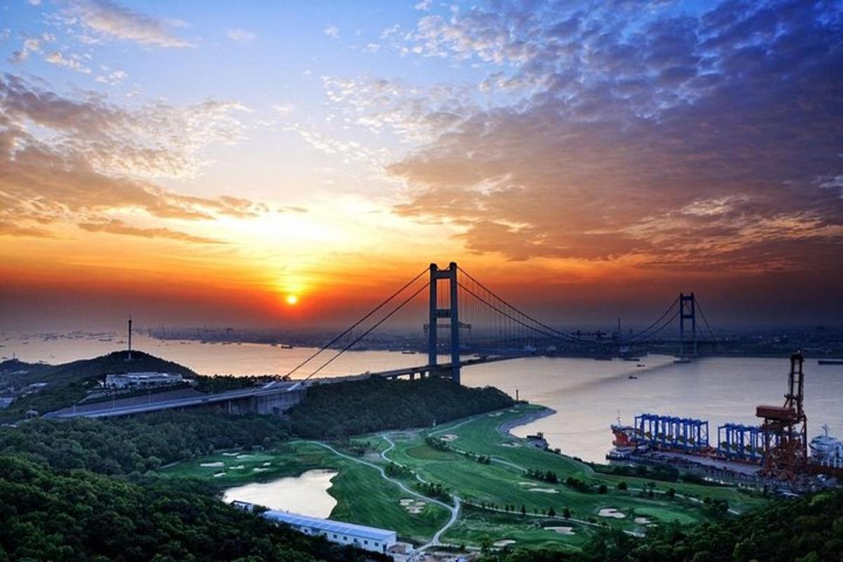 夕阳西下，河上的一座桥