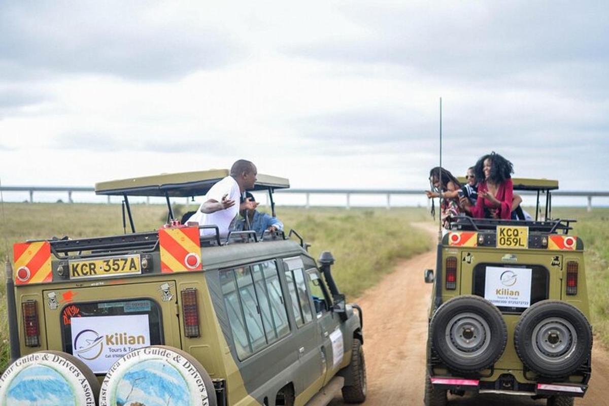 un grup de oameni care călătoresc pe acoperișul unui jeep