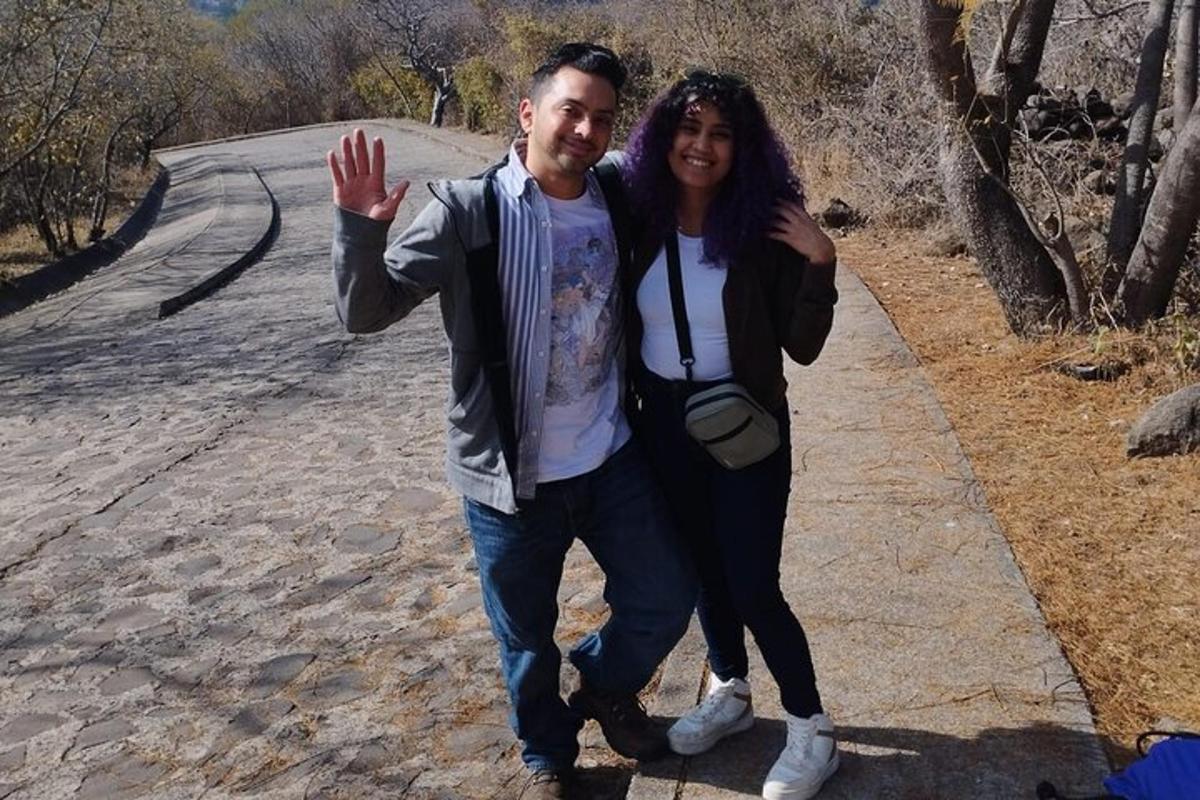 um homem e uma mulher parados em uma estrada