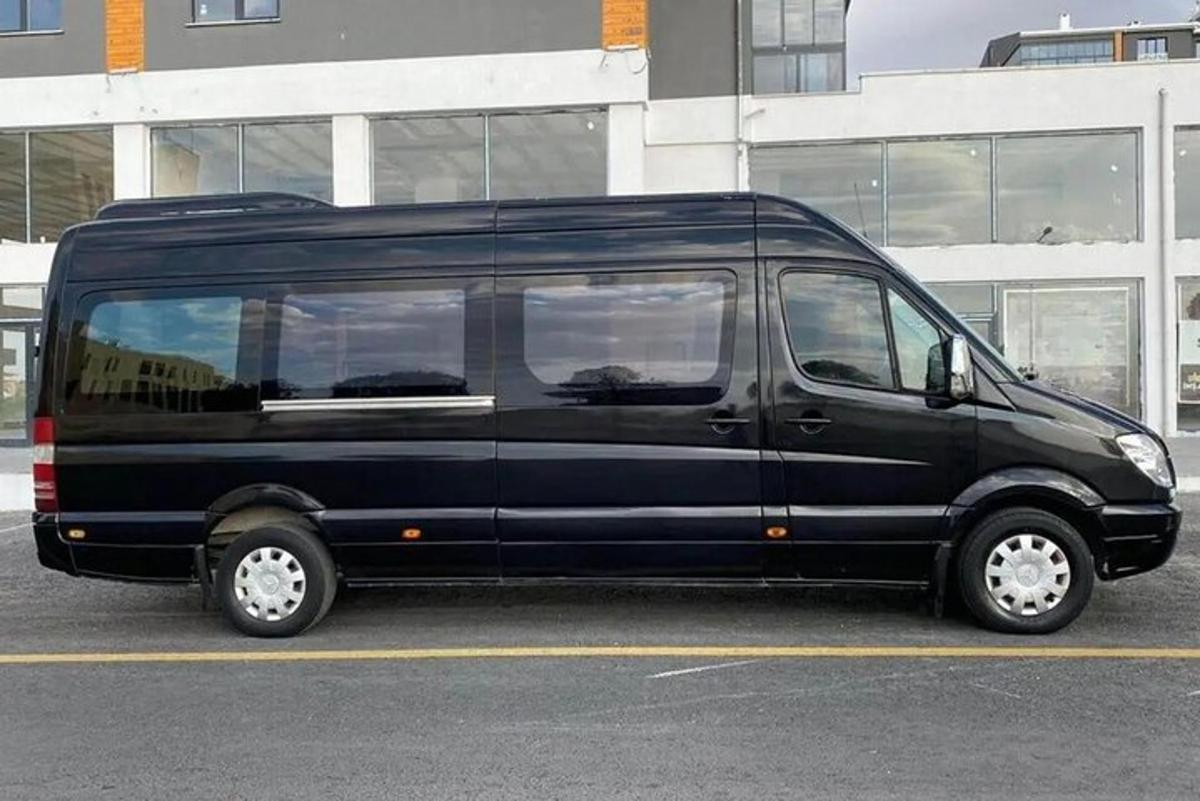 črn kombi parkiran na parkirišču