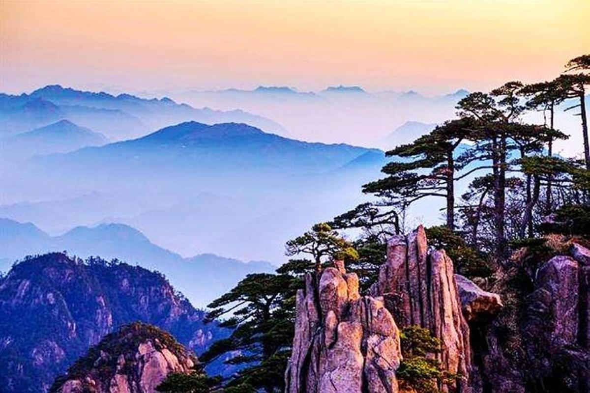 una persona parada en la cima de una montaña
