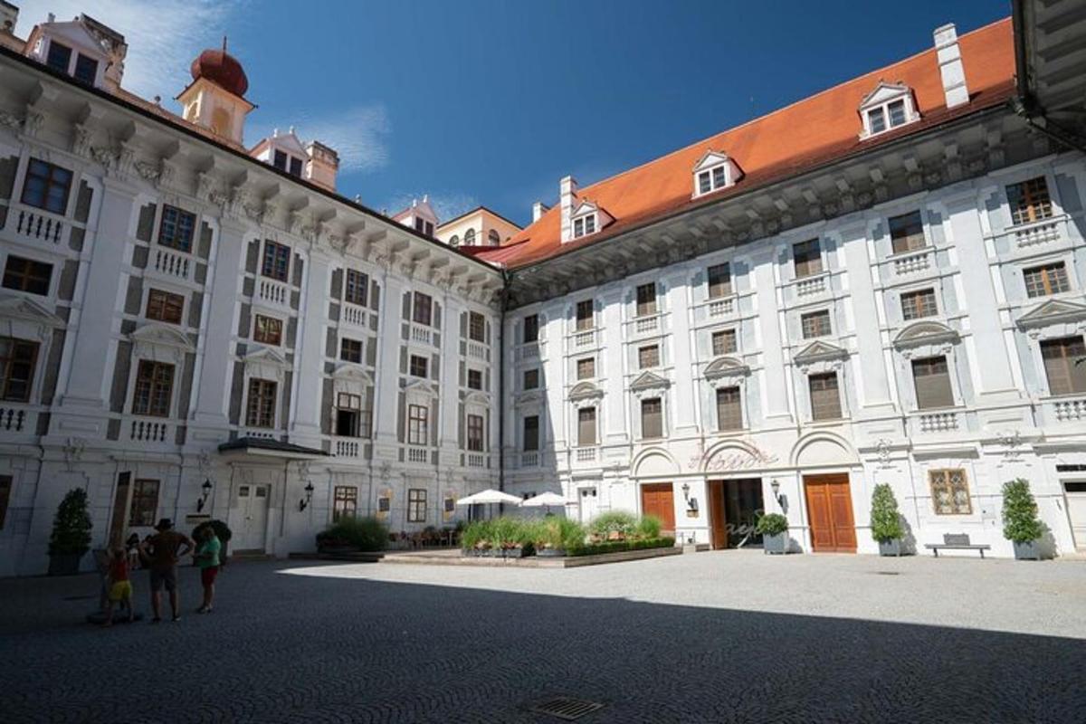 velká bílá budova s červenou střechou