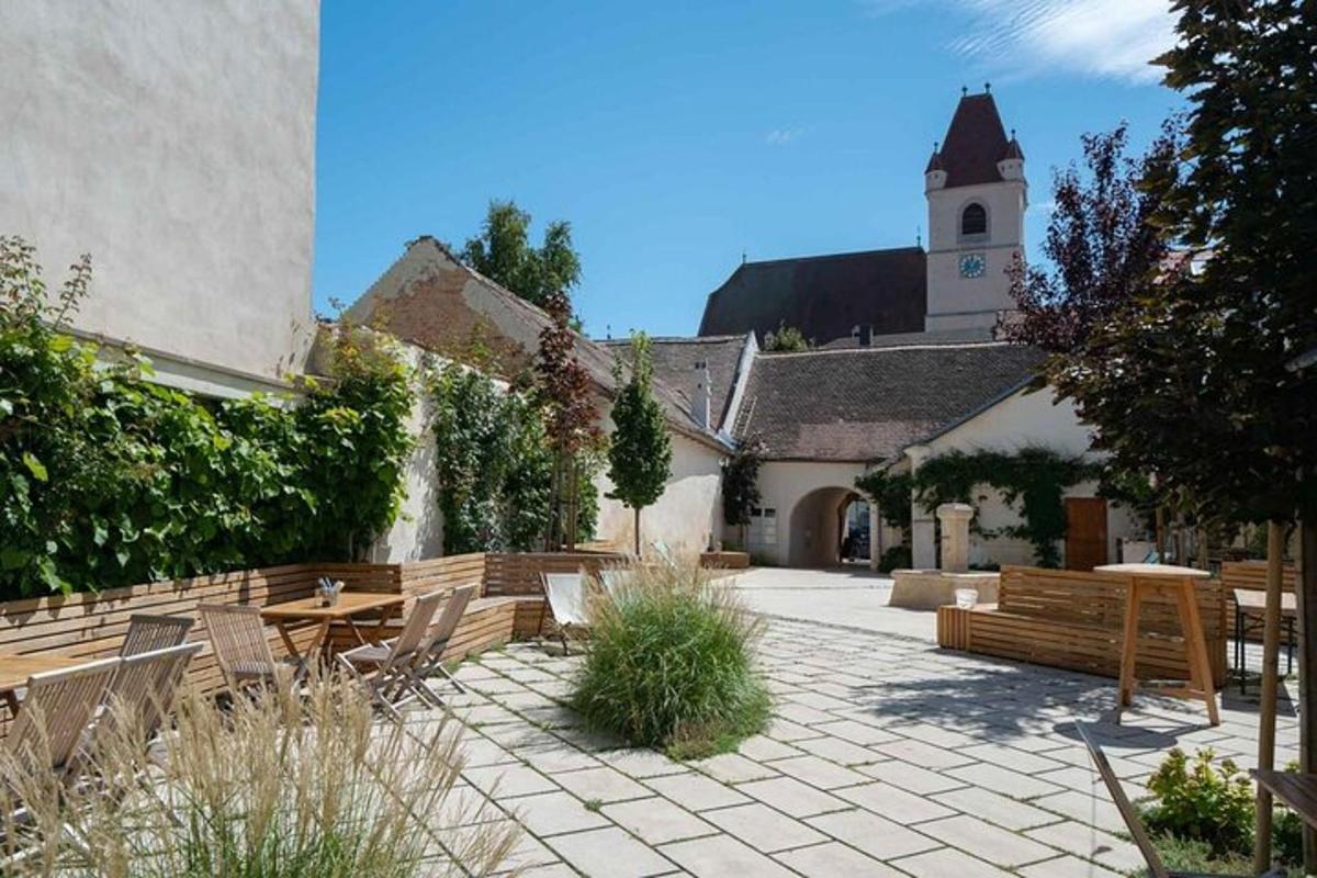 un pati amb una taula i cadires i un edifici