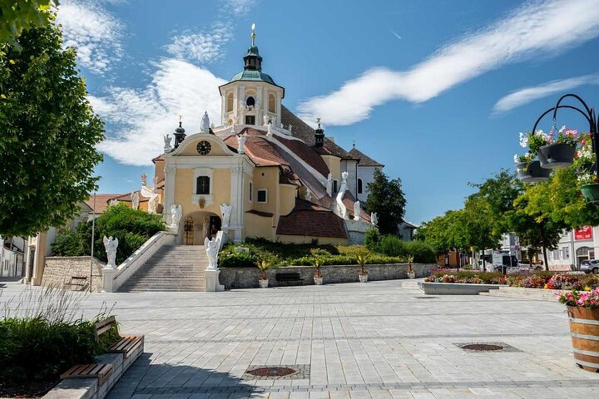 velká budova s hodinovou věží na vrcholu