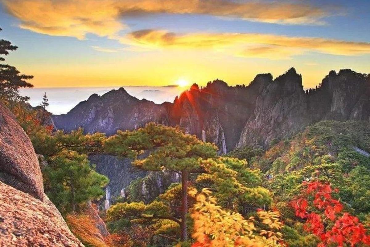 una vista delle montagne al tramonto
