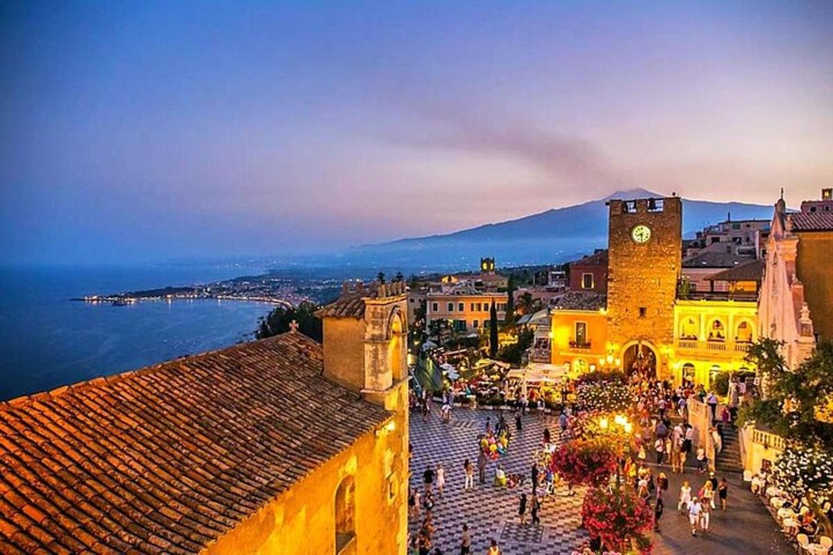 una vista di una città con una torre dell'orologio