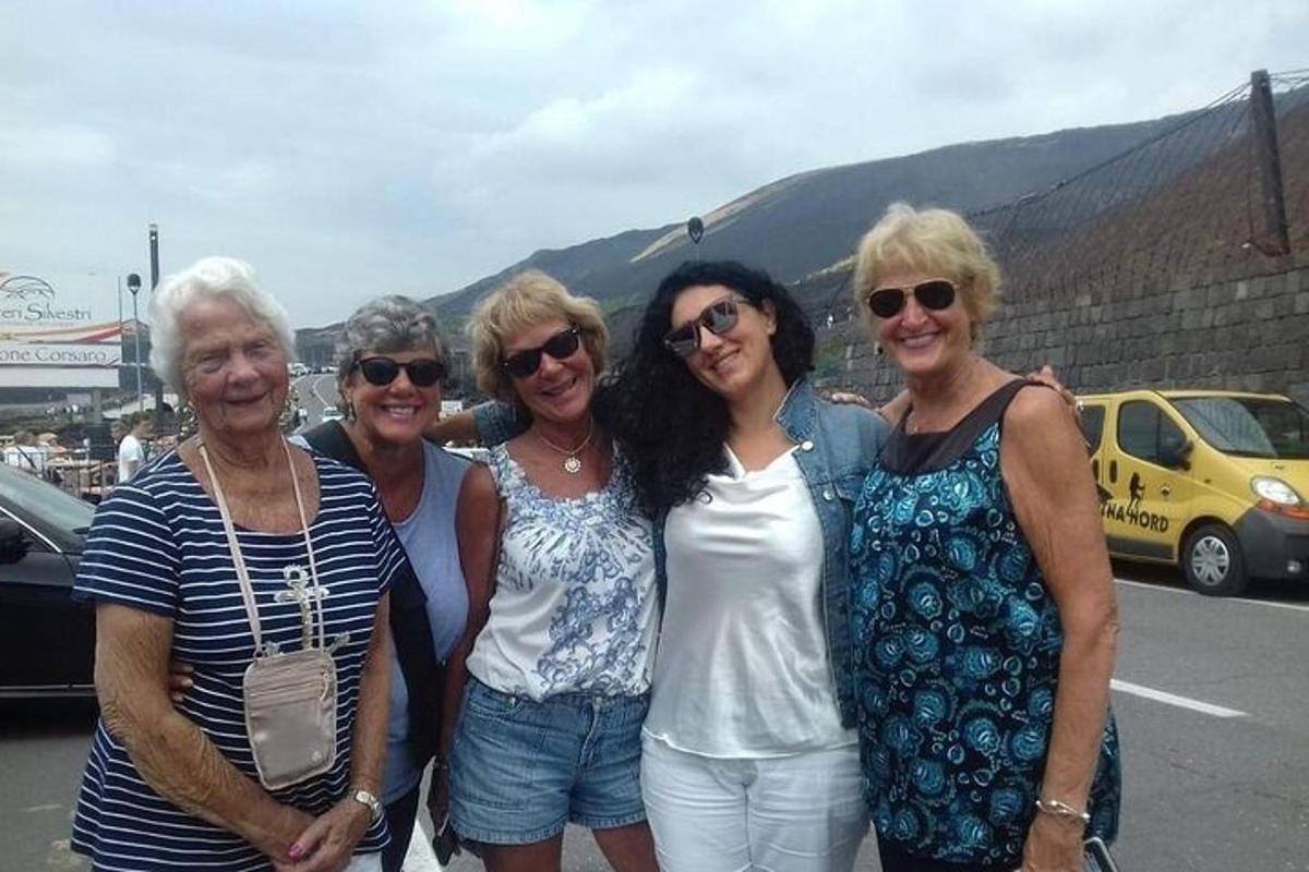un gruppo di donne che posano per una foto in strada