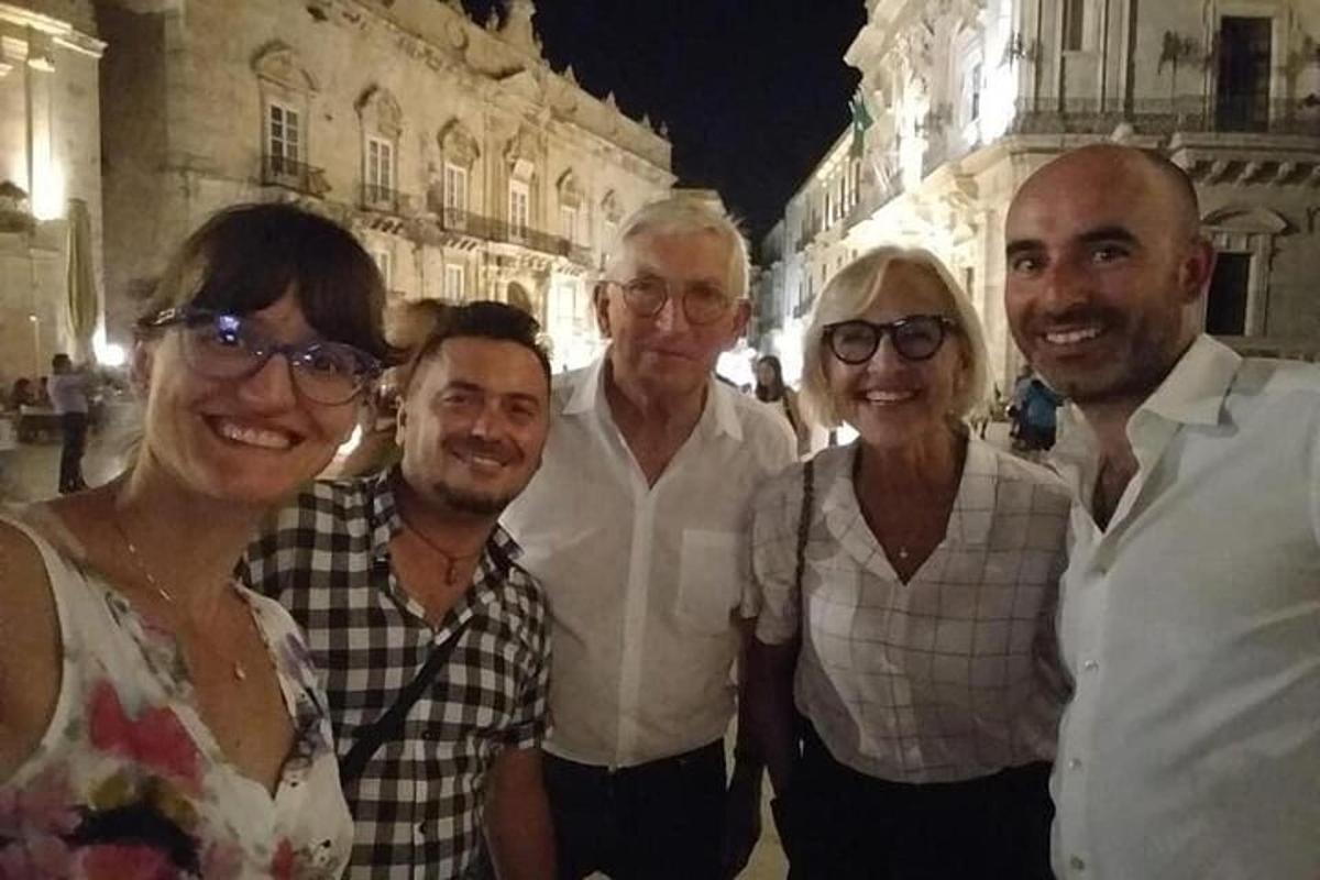 un gruppo di persone in piedi davanti a un edificio
