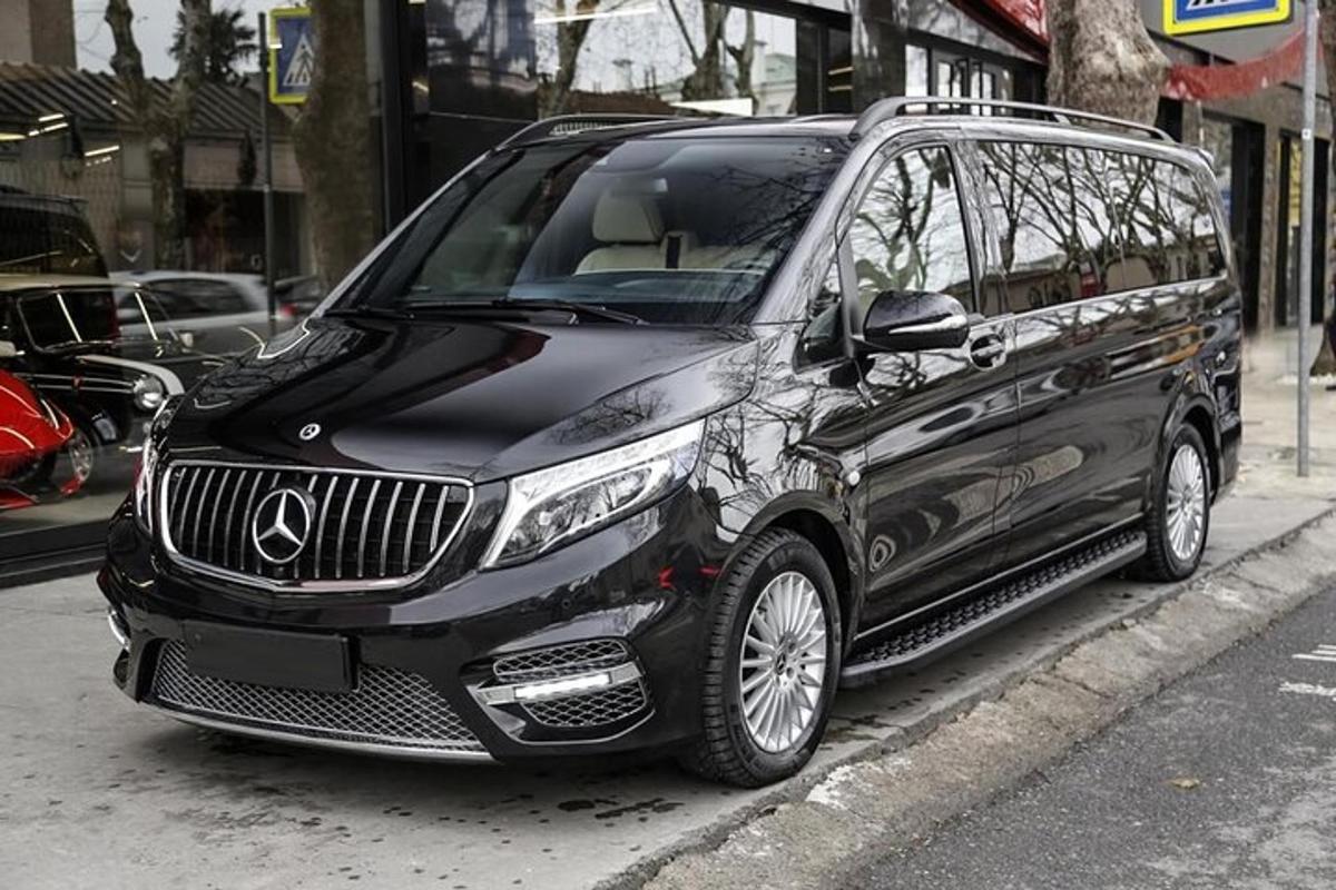 černé auto zaparkované na kraji ulice