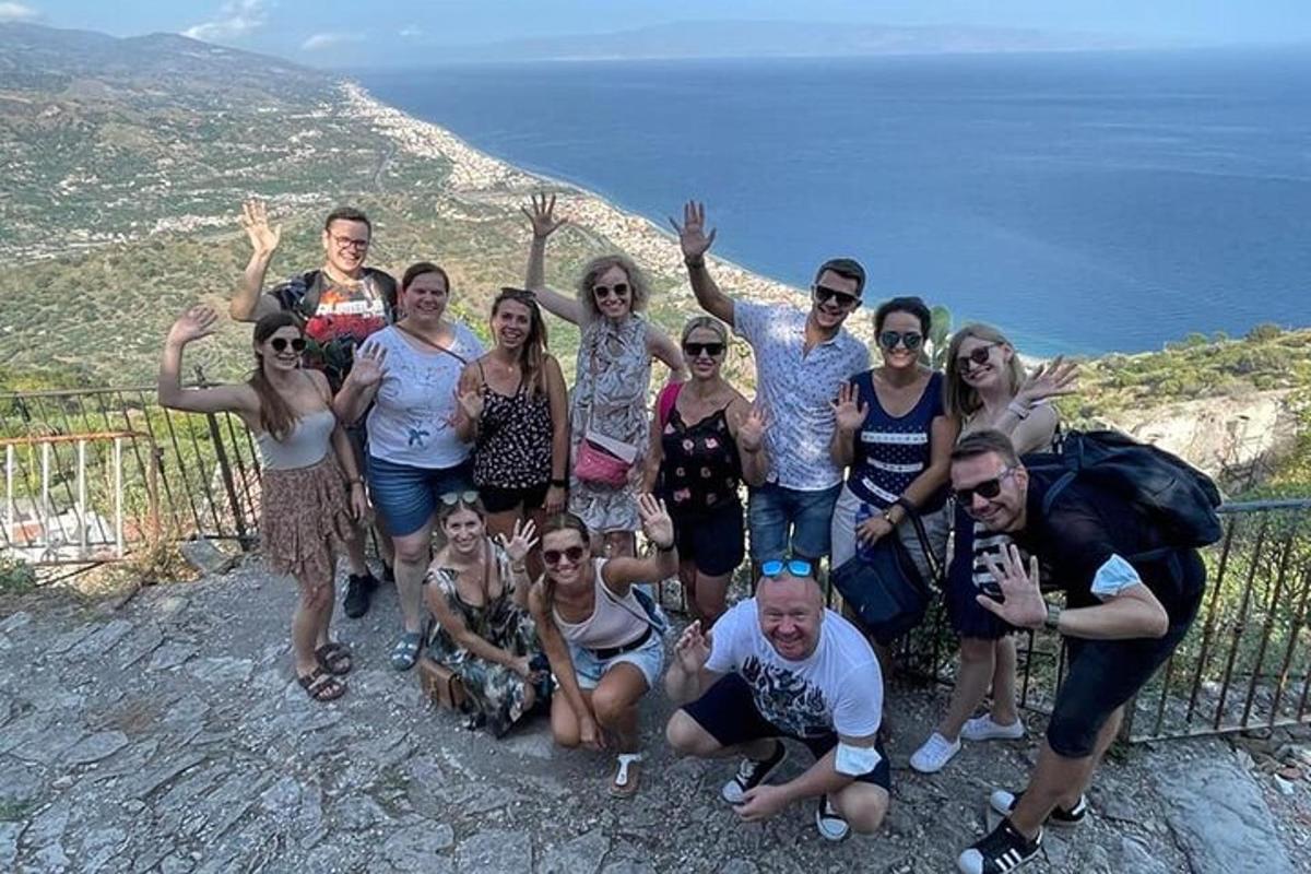 un gruppo di persone in posa per una foto su una montagna