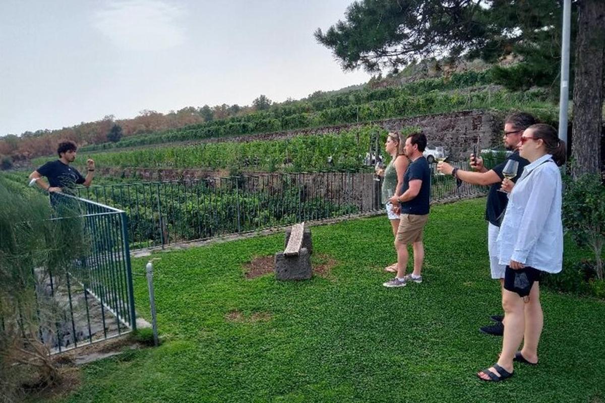 un gruppo di persone in piedi nell'erba