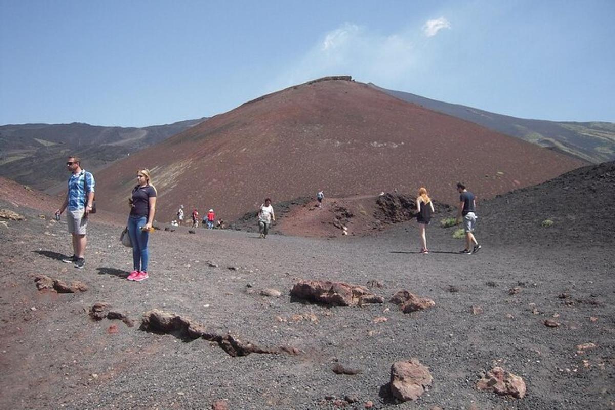 eine Gruppe von Menschen steht auf einem Berggipfel