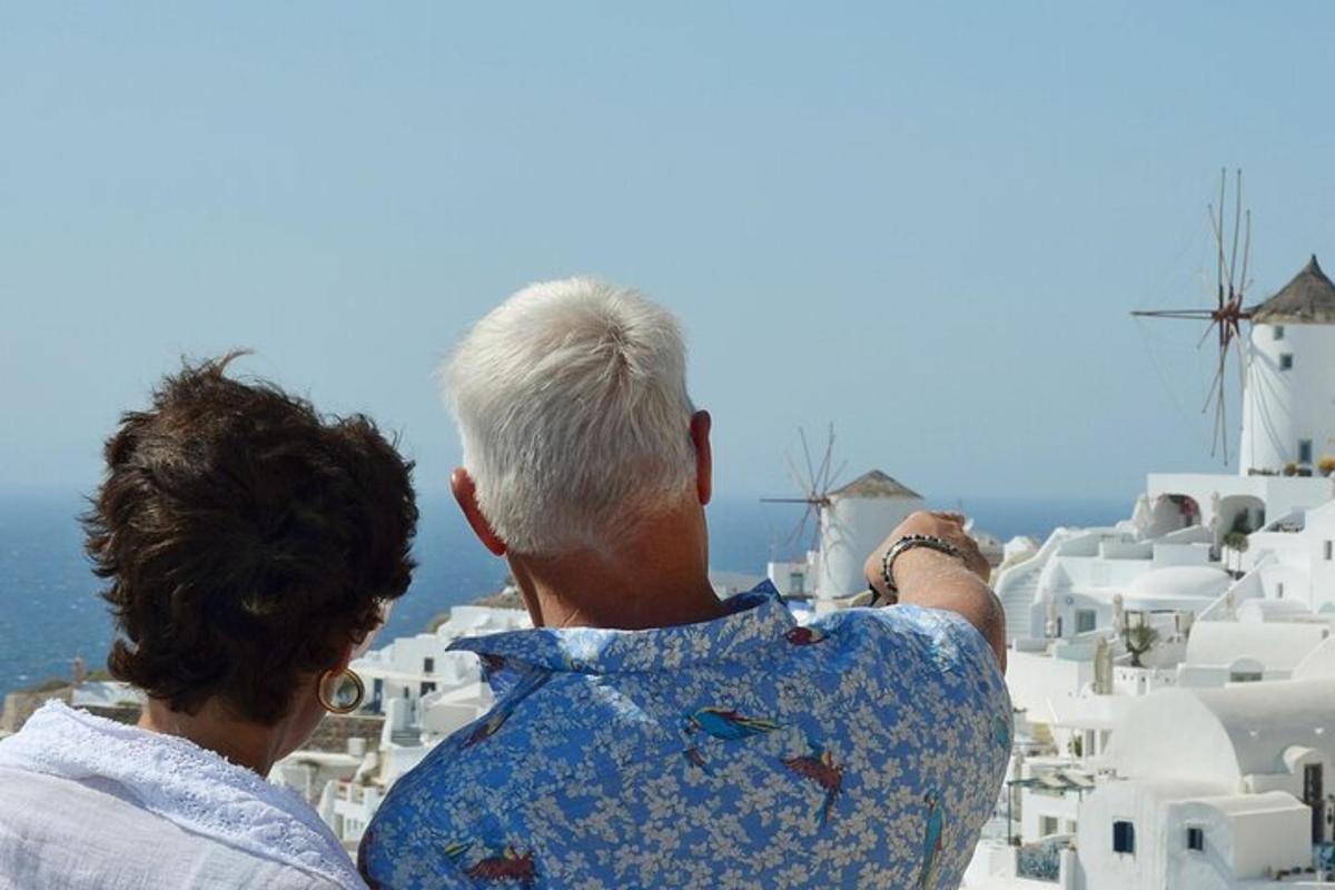 seorang lelaki dan seorang wanita melihat pemandangan santorini
