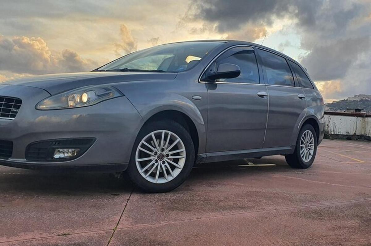 stříbrné auto zaparkované na parkovišti