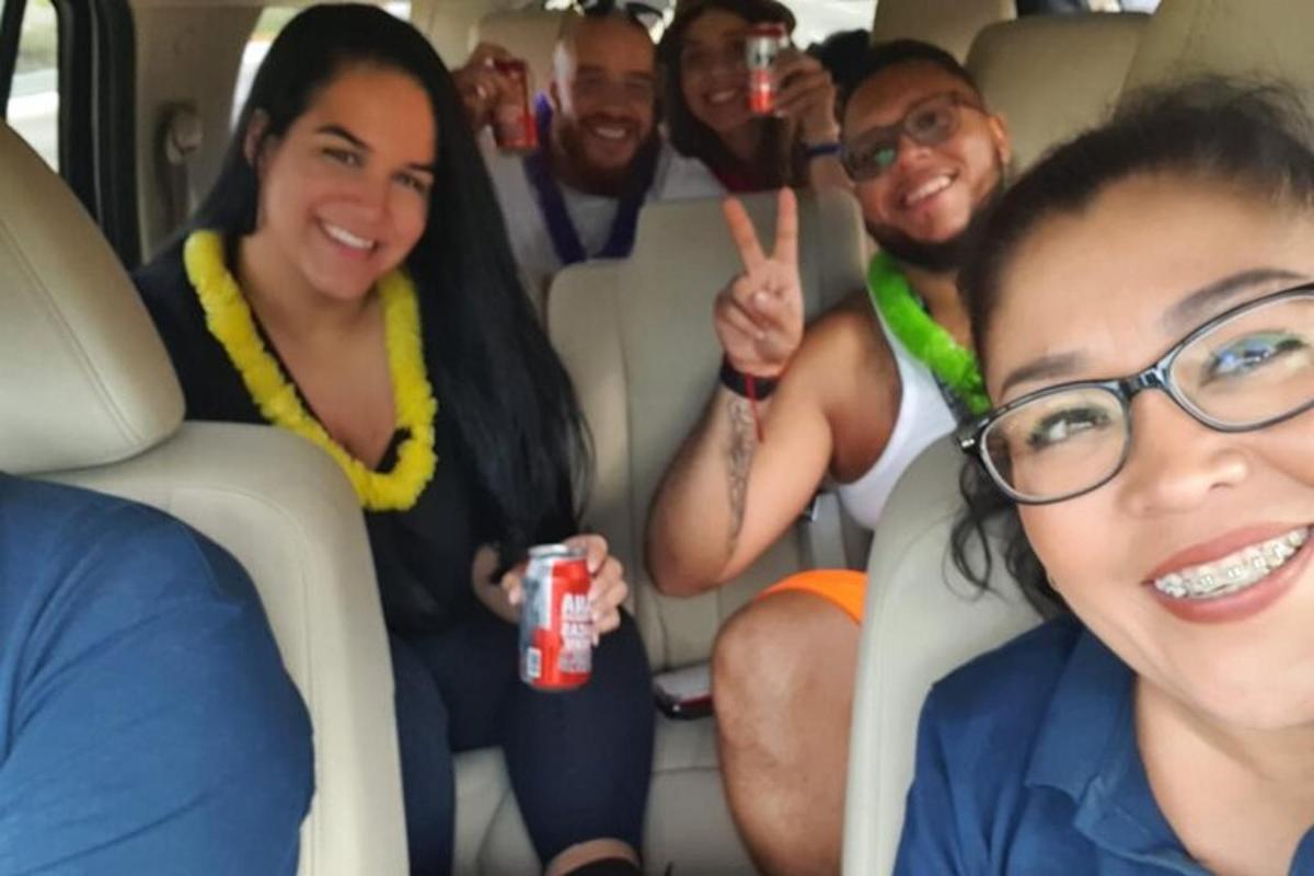 sekelompok orang yang duduk di belakang mobil