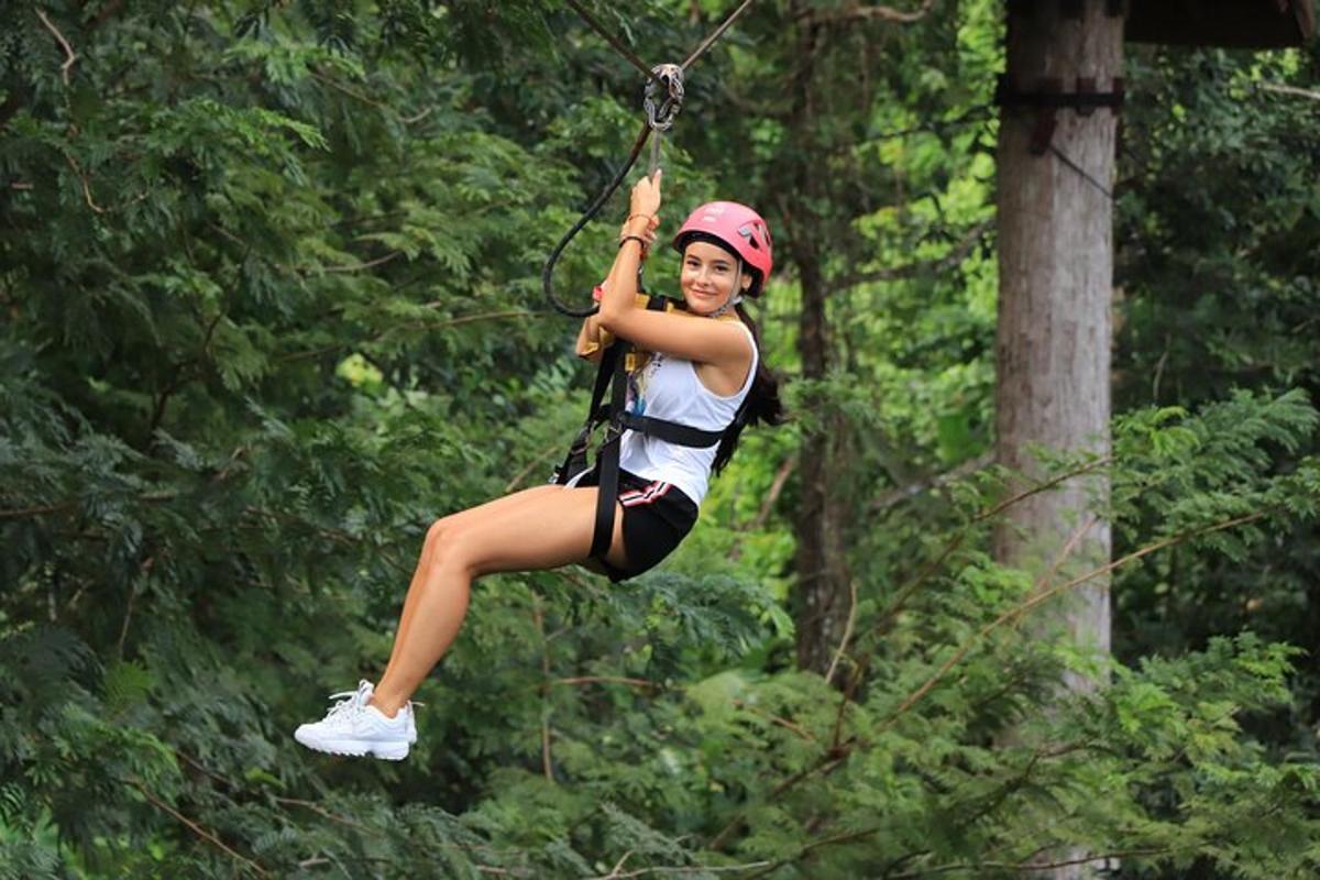 une femme sur une tyrolienne dans la forêt