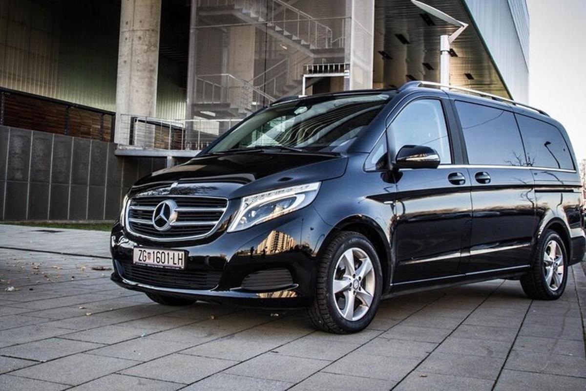 en sort Mercedes-Benz varevogn parkeret på en gade