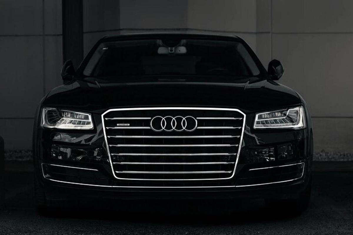 en sort Audi-bil parkeret i en garage