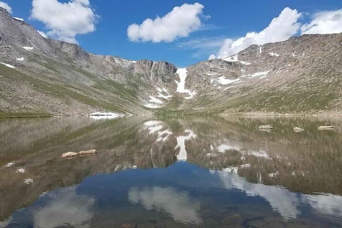 speglun fjalls í vatni