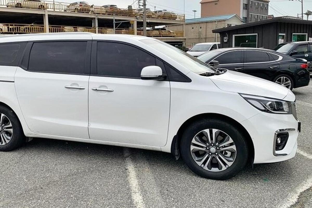 sebuah van putih diletakkan di tempat letak kereta