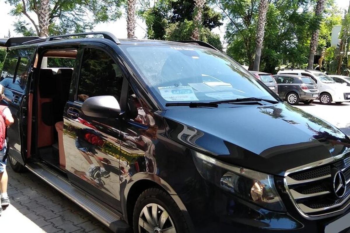 černé auto je zaparkované s otevřenými dveřmi