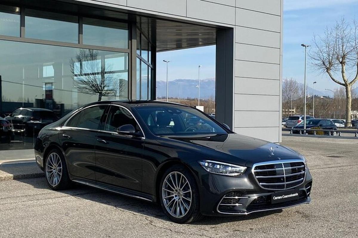 černé auto zaparkované před budovou