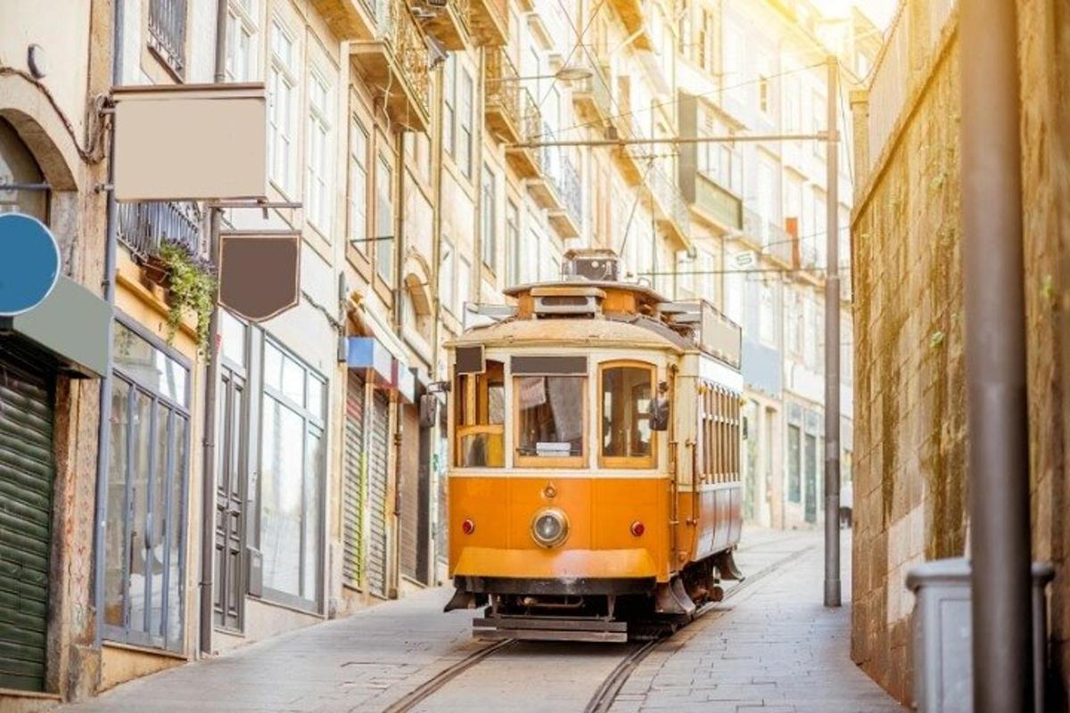 um bonde amarelo em uma rua de uma cidade