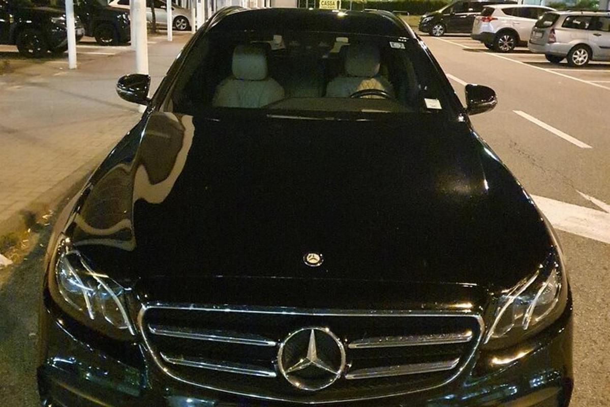 mobil acedes benz terparkir di tempat parkir