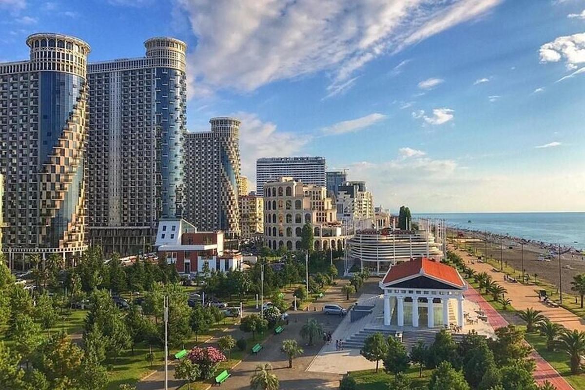 una vista di una città con alti edifici e l'oceano