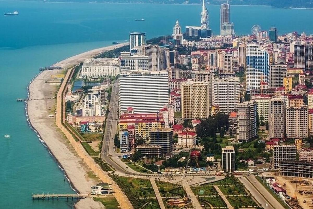 una vista aerea di una città con una spiaggia e degli edifici