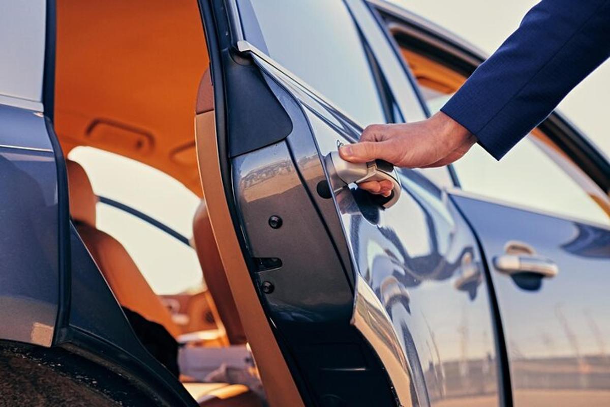 un uomo sta aprendo la portiera di un'auto