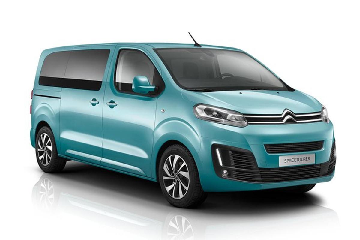 moder kombi je prikazan na belem ozadju