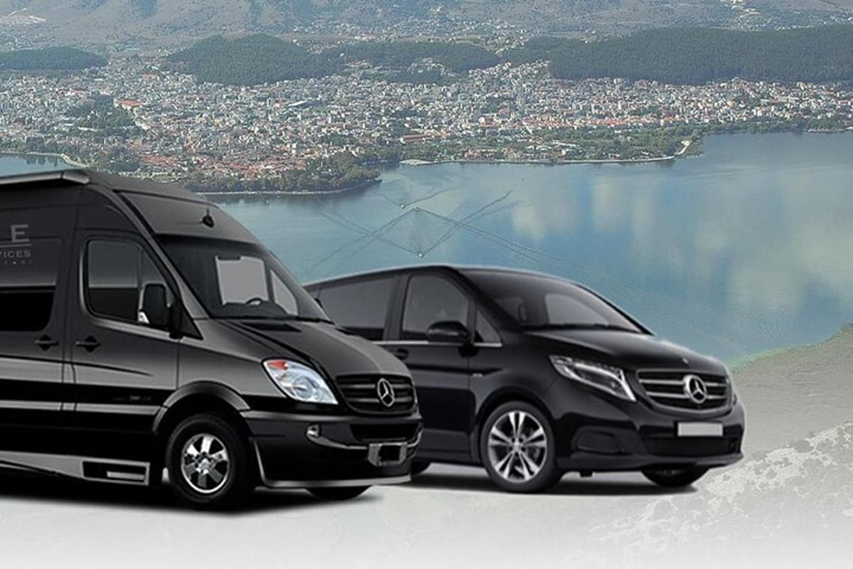 Dos furgonetas negras estacionadas en la cima de una montaña