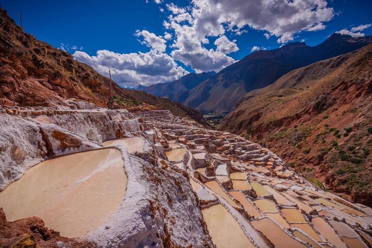 Una vista de un cañón con un río y montañas.