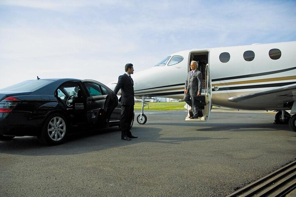 un uomo e una donna che scendono da un aereo
