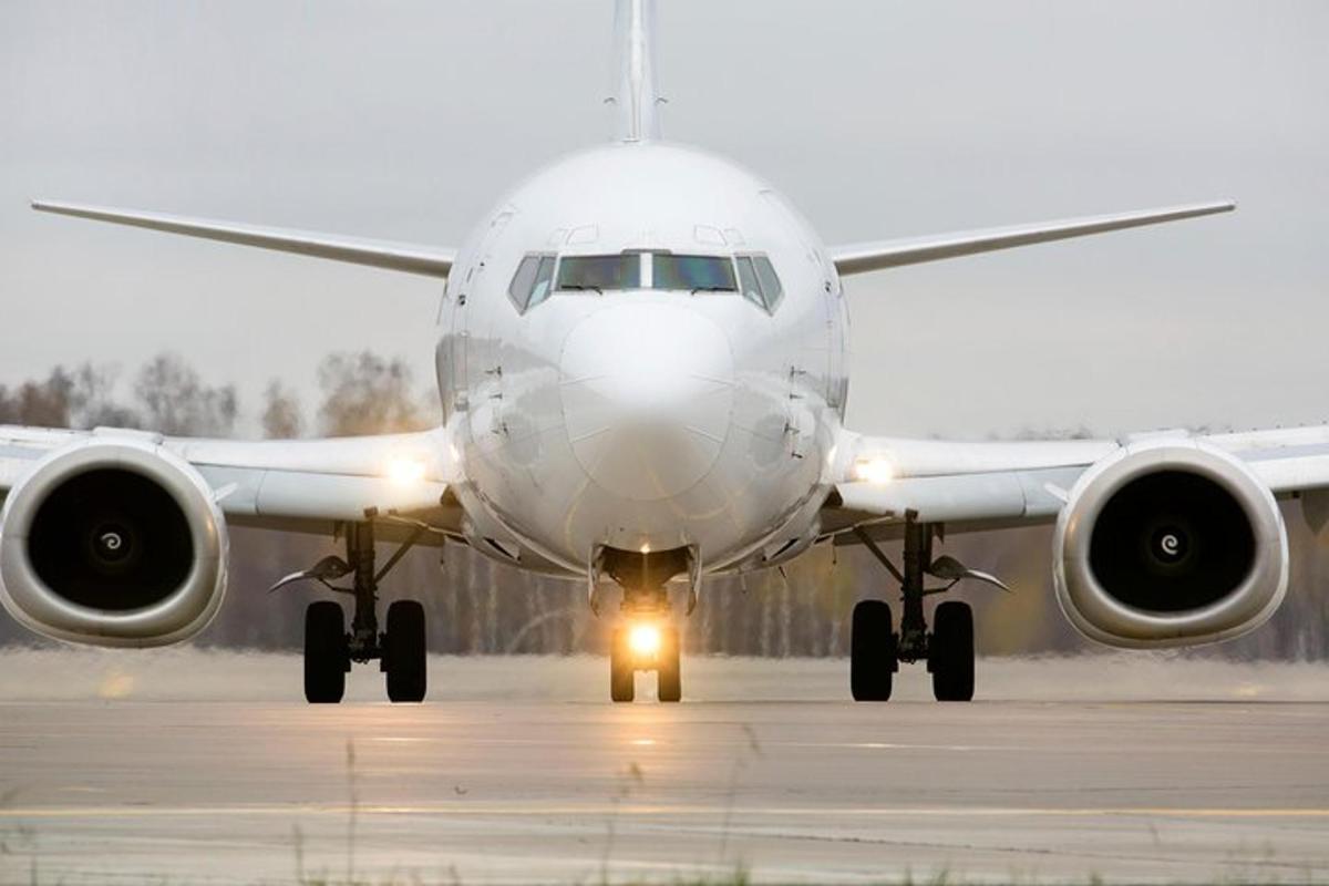 Un avión está estacionado en la pista de un aeropuerto.