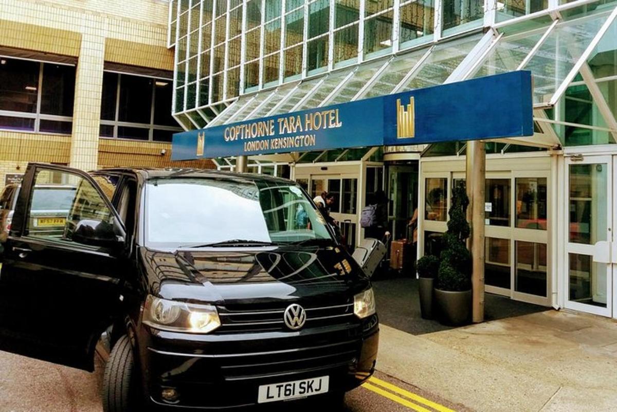 un'auto parcheggiata davanti a un edificio