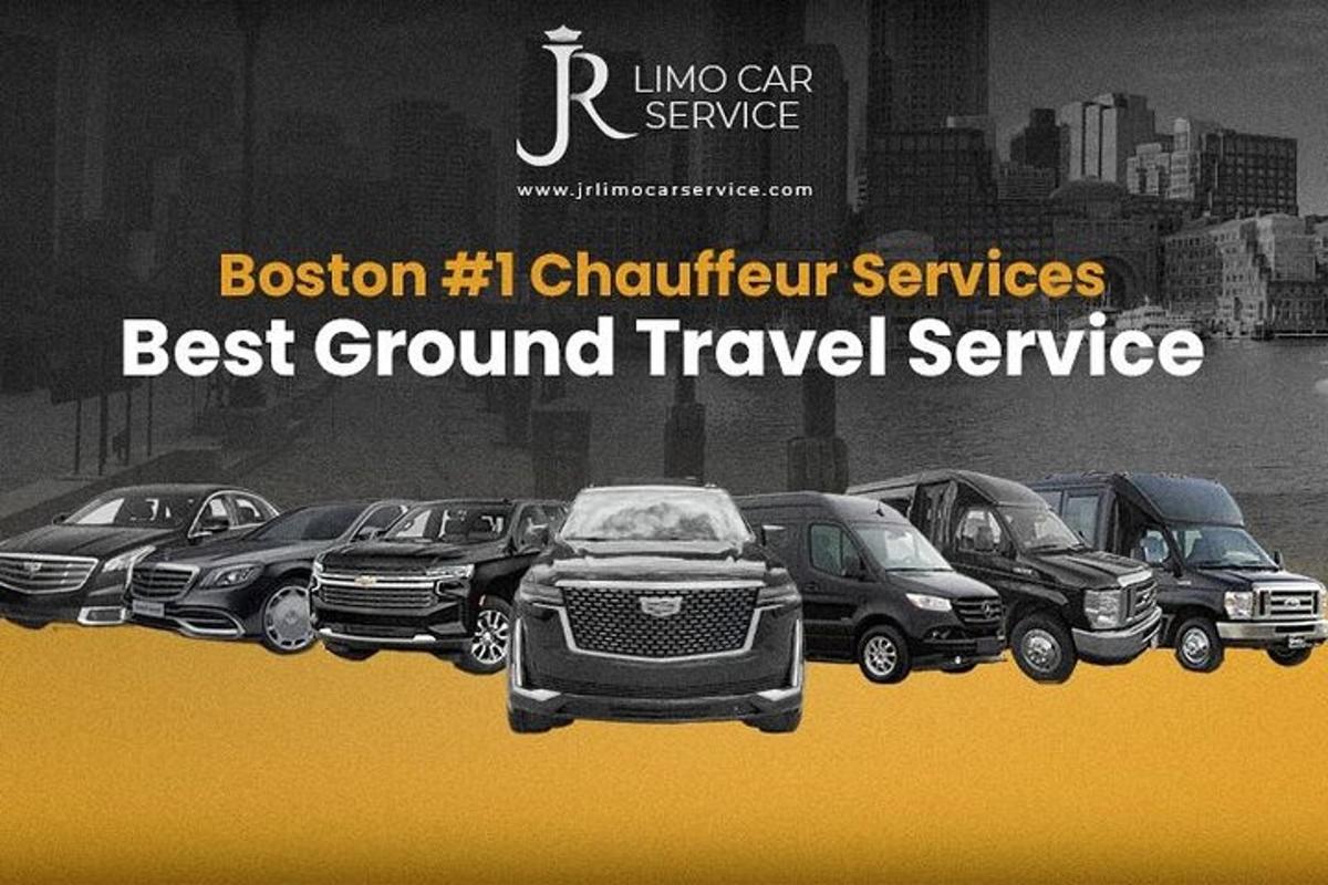 uma foto de um grupo de carros estacionados em uma fileira