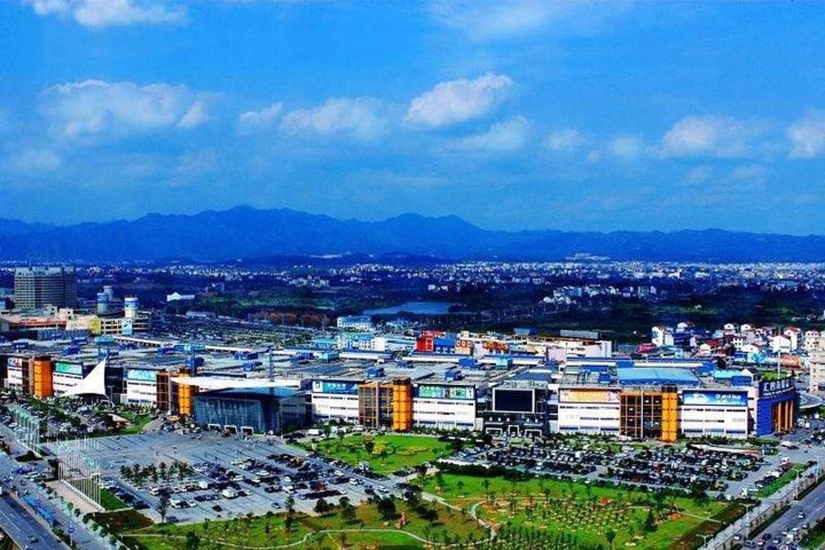 uma vista aérea de uma grande cidade com edifícios
