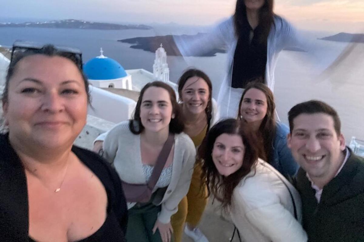 skupina lidí pózujících pro fotografii na střeše budovy