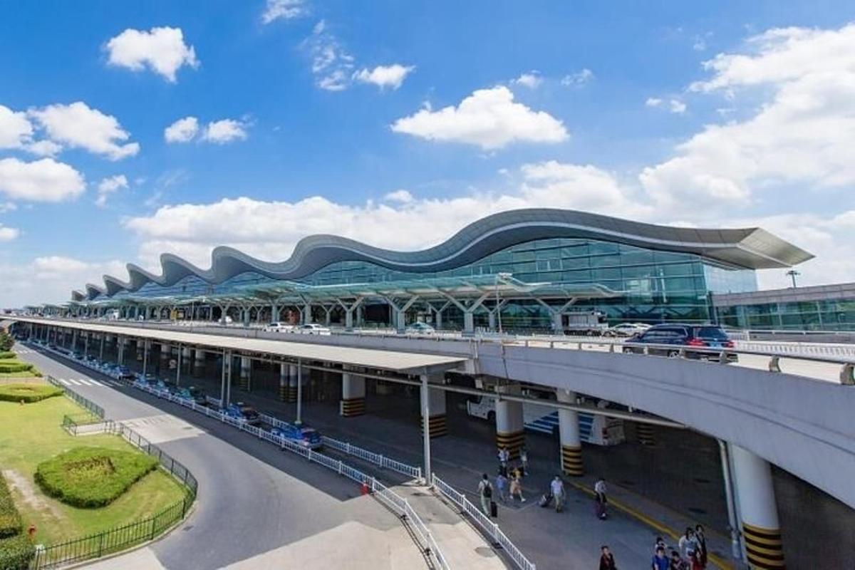 uma vista aérea de um aeroporto com um edifício