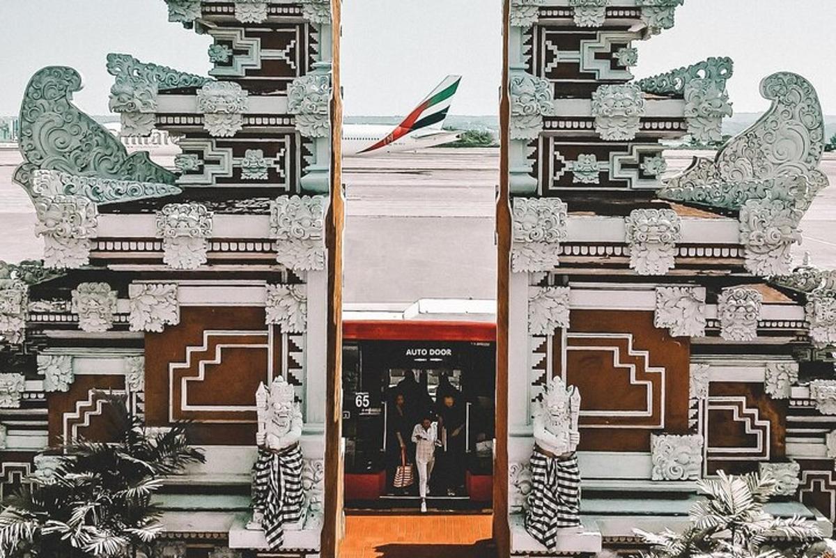 dua gambar bangunan dengan pintu dan kapal terbang