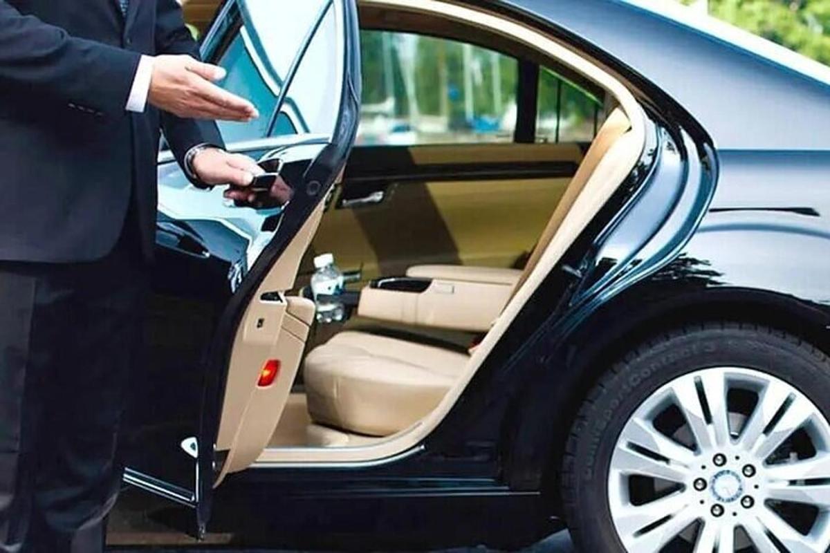 un uomo sta aprendo la portiera di un'auto