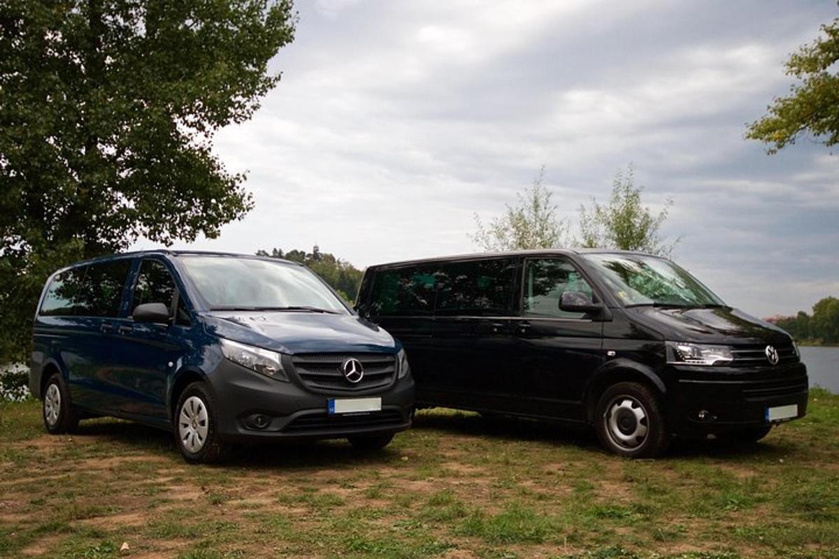 dois carros estacionados um ao lado do outro em um campo