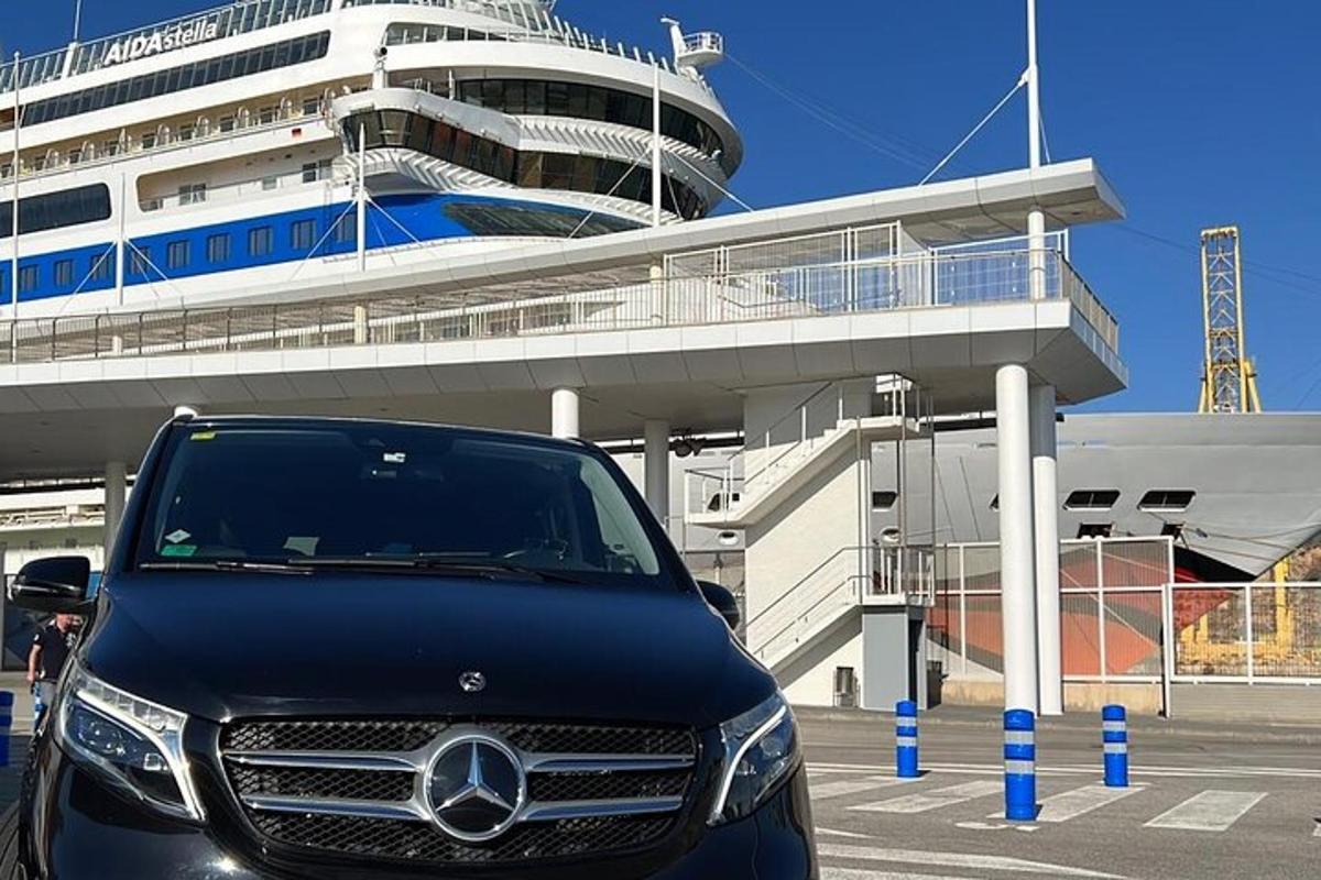van marki Mercedes zaparkowany przed statkiem wycieczkowym