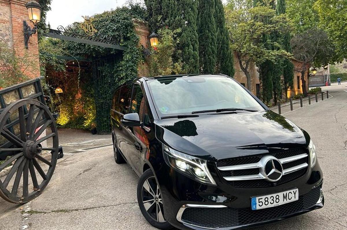 černé auto zaparkované na kraji ulice