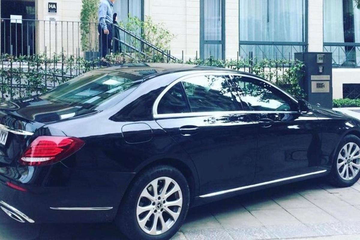 sebuah kereta hitam diletakkan di sebelah meter parkir