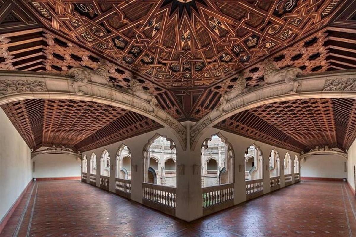 un grande edificio con un soffitto in legno e una stanza