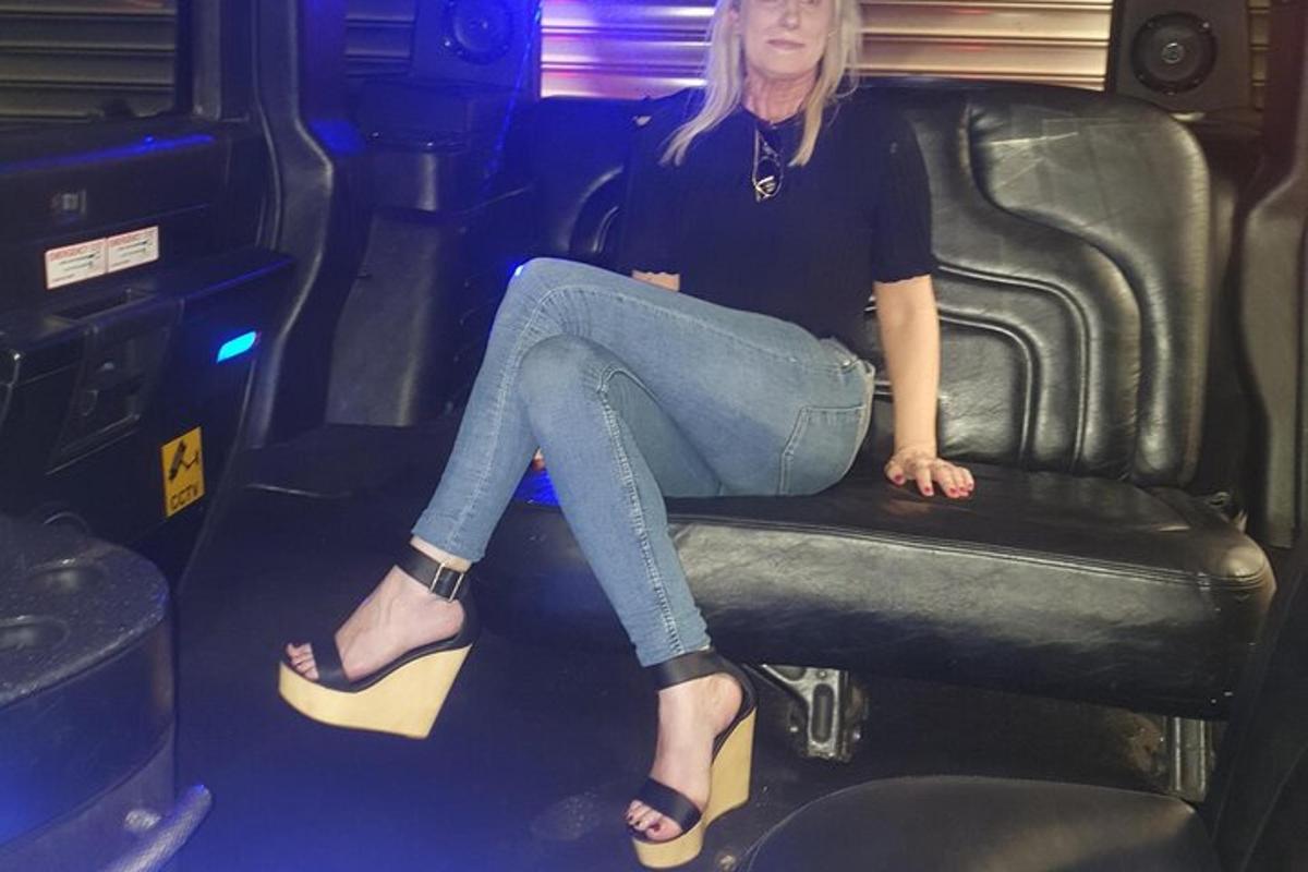 una mujer sentada en un asiento en un autobús